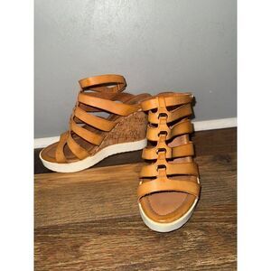Hot Tomato Meg Tan Faux Leather Wedge Sandals Size 7